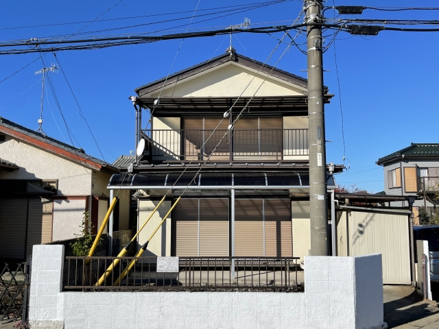 空き家問題とは？放置リスクと国の最新対策を徹底解説。管理を怠ると税負担・近隣トラブル・行政処分など多方面でデメリットが発生する一方で、補助金や活用制度を上手に使えば、空き家を「地域資源」や「新たな収益源」へと変えることも可能です。早めの対策で賢い選択をしましょう。