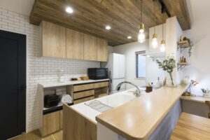中古住宅を購入してリフォームする場合の費用は？　中古住宅＋リフォームは、コストを抑えつつ理想の住まいを手に入れる賢い選択です。トータルでかかる費用目安を把握して、最適な資金計画を立てましょう。