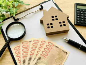 長期保有で得する！譲渡所得税の仕組みと節税のコツについて。　不動産を売却して利益が出た場合、その利益に対して課される税金が「譲渡所得税」です。この税率は所有期間によって大きく変わるので、売却の際には注意が必要です。今回はそんな譲渡所得について具体例を用いて説明します。