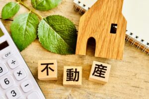 生前贈与で不動産を渡すときの税金は？知らないと損するポイントを解説。相続トラブルや節税対策として「生前贈与」を選ぶご家庭が増えていますが、不動産の贈与は相続とはまったく別の税金ルールが課せられ、何も知らずに贈与すると数百万円単位で税負担が増えることも…。押さえるべき税金の仕組みをしっかりと把握しましょう。