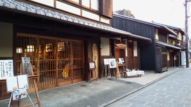 【地方移住×空き家活用で夢のカフェ開業】古民家や格安物件をリノベして低コストでお店を始める方法とは？物件探しのコツ、改修費用の目安、保健所手続き、使える補助金制度、失敗しない立地選びまで初心者にもわかりやすく解説｜会社員の副業・独立・セカンドキャリアにも人気の「地方カフェ起業」を成功させる
